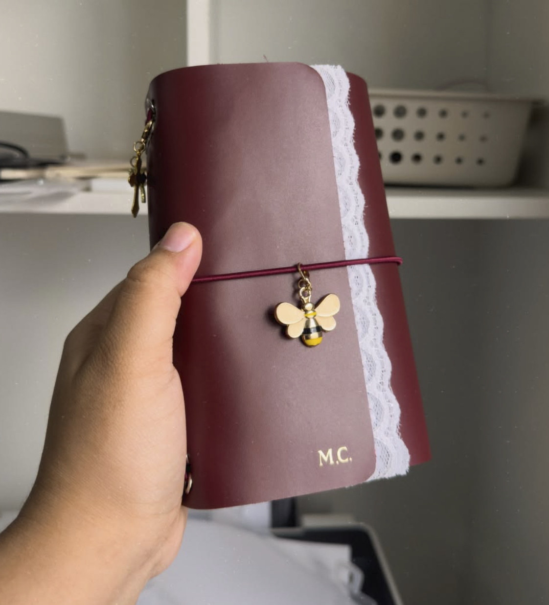 Caderno cherry costurado à mão, gravação M.C. e pingente de abelha